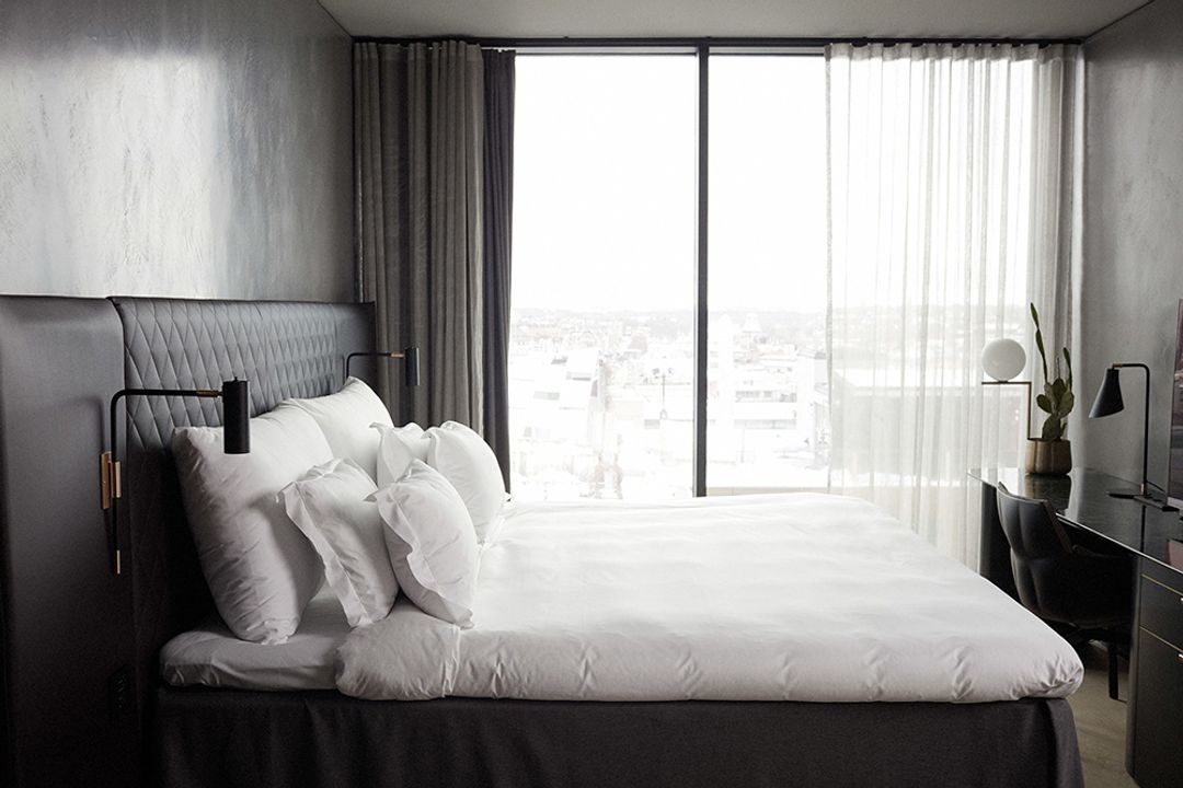 Hotel At Six - Image 4